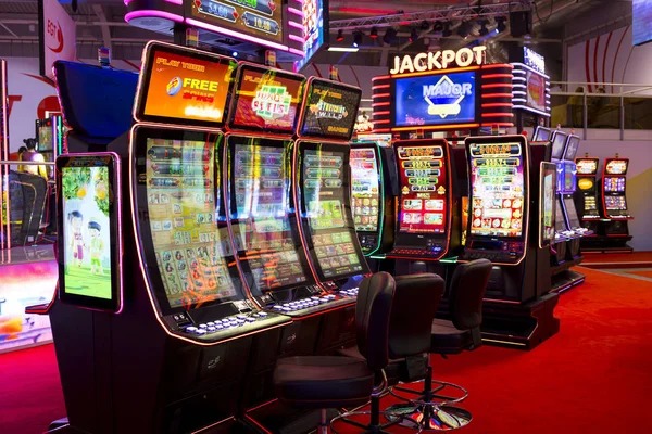 Antarmuka Mahjong Ways di jp303 menampilkan grid simbol dan tombol kontrol permainan